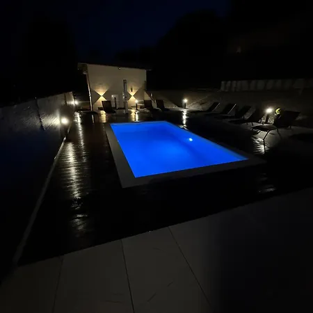 Pj - Pool & Mountain View